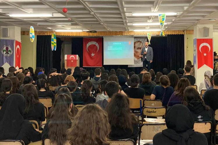 Yabancı Diller Bölüm Başkanı Dr. Sinan Bataklar, Orhan Cemal Fersoy Anadolu Lisesi Öğrencileriyle Bir Araya Geldi